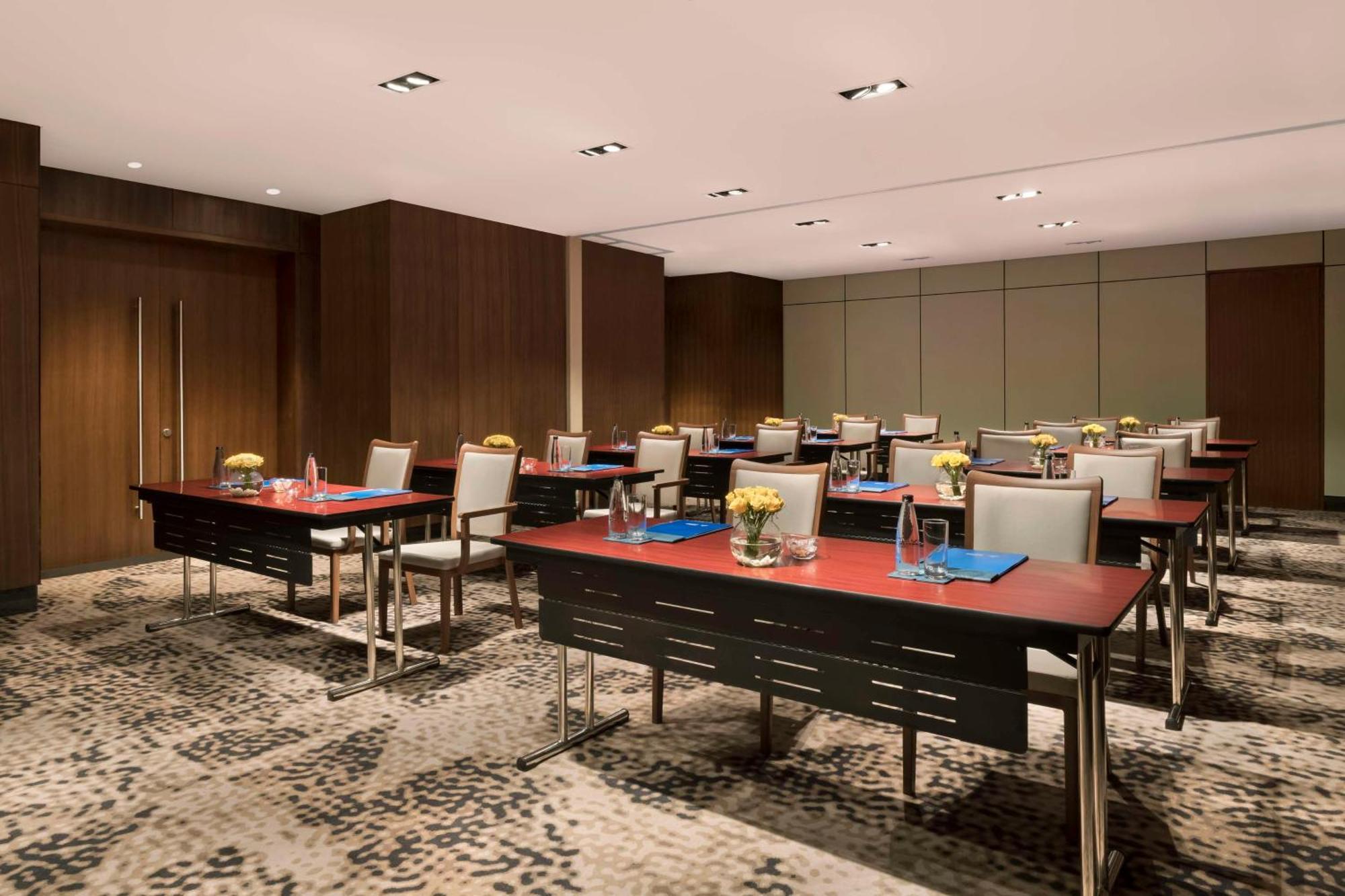 Hilton Bengaluru Embassy Manyata Business Park Hotel Exterior foto