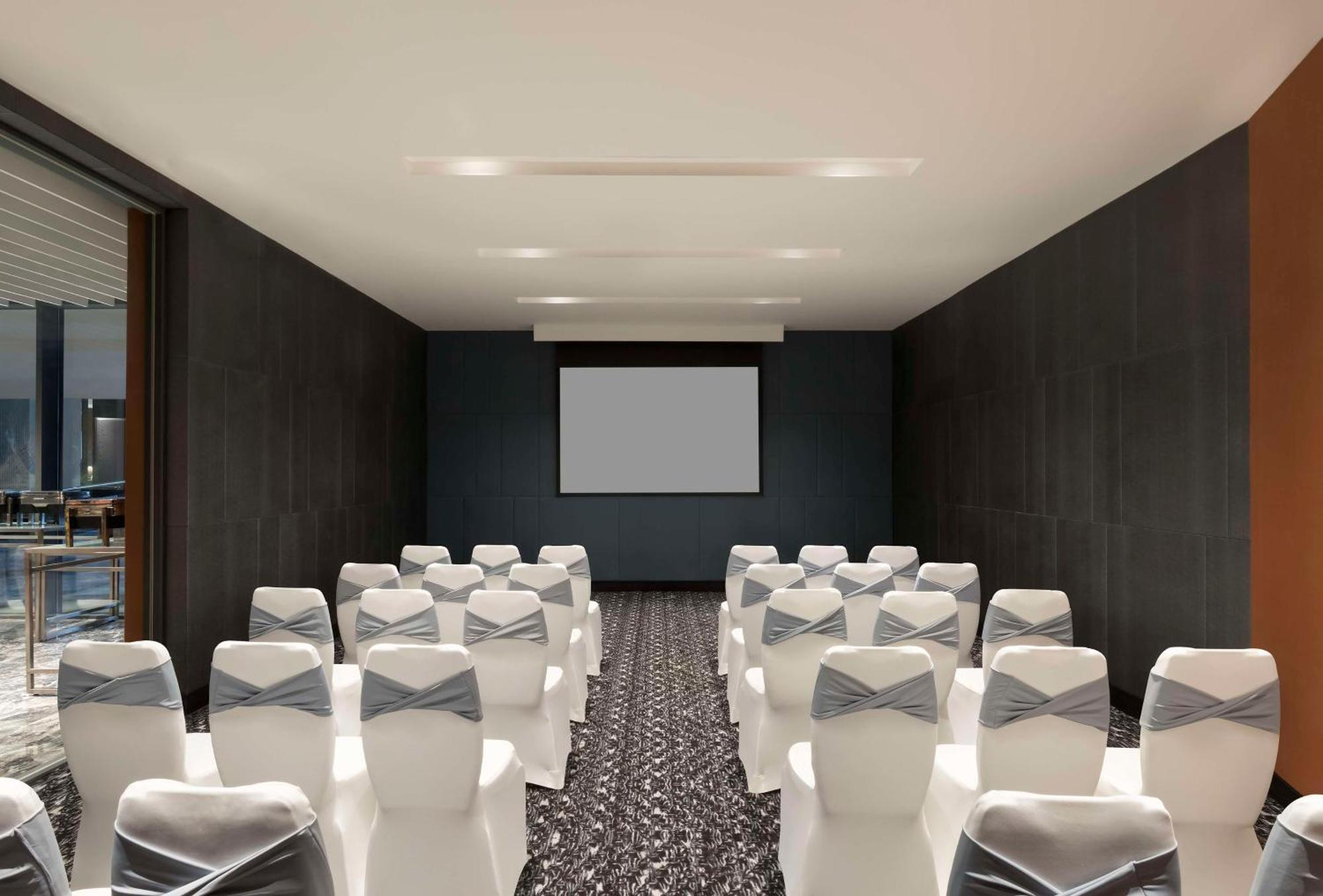 Hilton Bengaluru Embassy Manyata Business Park Hotel Exterior foto