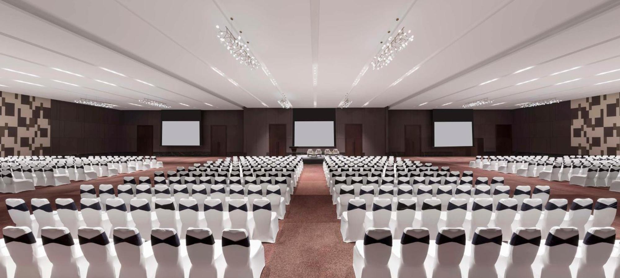Hilton Bengaluru Embassy Manyata Business Park Hotel Exterior foto